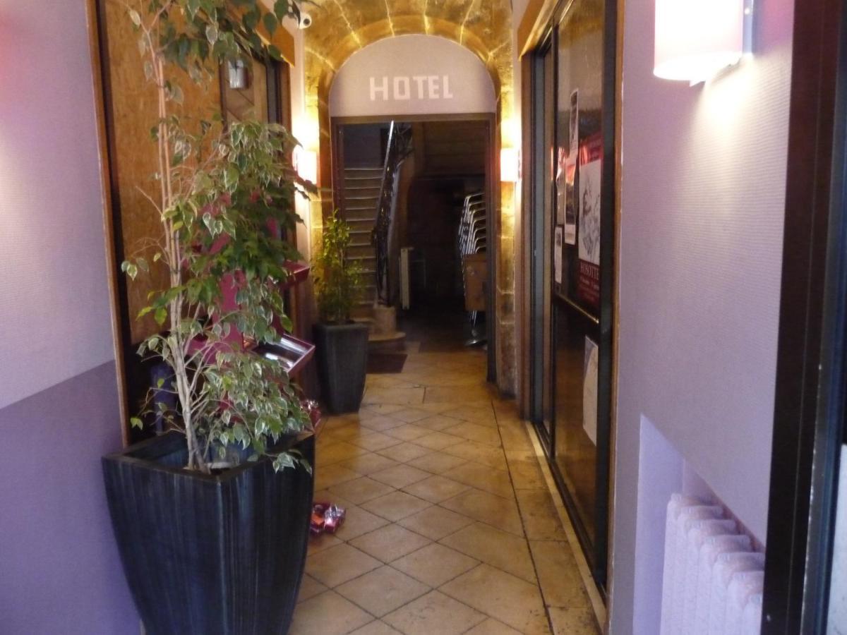 Hotel Du Commerce Semur-en-Auxois Room photo